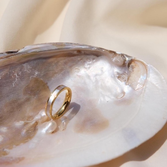 🌟Gold Plated mother of Pearl Band Ring - Picture 5 of 9